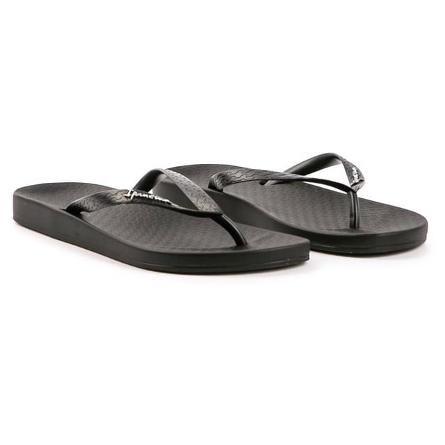 Diese vielseitigen und trendigen Flip Flops von Ipanema Brazil erfüllen alle Anforderungen. Vegan, mit Flexpand hergestellt, sind sie super bequem und 100% recycelbar. Ihr stilvolles Design in Schwarz mit geprägten Zehenriemen und charakteristischem Logo eignet sich hervorragend für Strandtage oder entspannte Shoppingtrips.