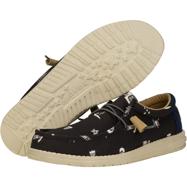Punk goes comfy in all the right ways with the Wally Stars n Skulls Print. A supportive kick with foam underfoot, embroidered logo patch on the heel,  and free-spirited style.