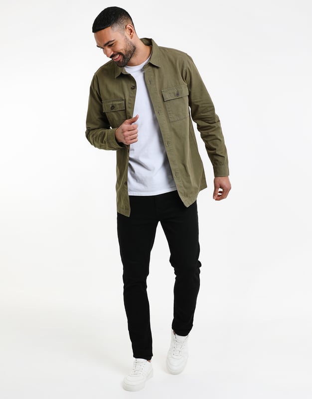 Modern and cool - that's exactly what this casual shirt from the Threadbare brand stands for. The patch flap pockets give it a casual and trend-conscious look. The subtle color choice makes it an absolute all-rounder. Whether in the office, in the city or at dinner - this shirt will always make a stylish impression.