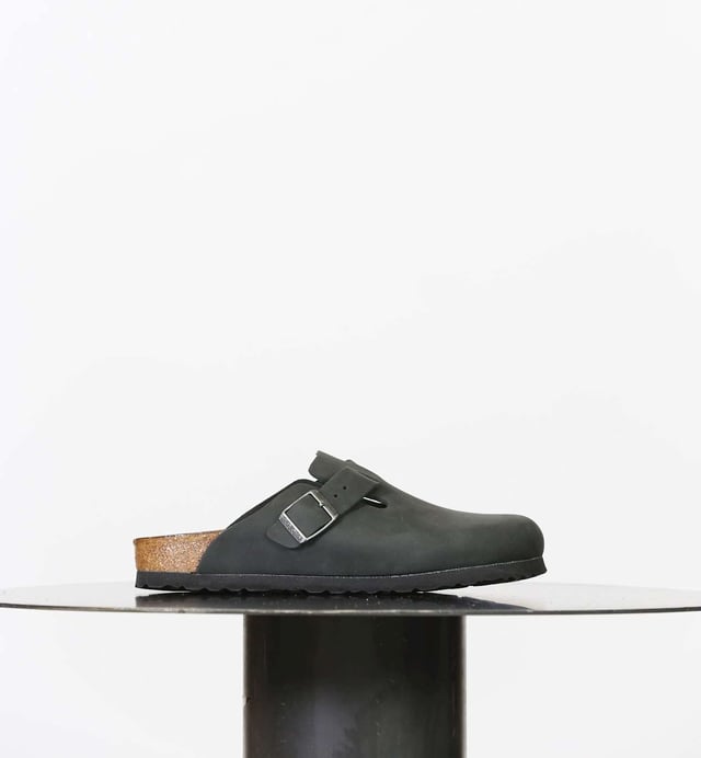 Birkenstock Boston Hausschuh Farbe: Schwarz Schwarz Obermaterial: Geöltes Nubukleder Innen: Nubukleder Sohle: Eva Verschluss: Riemen mit verstellbarer Metallschnalle Details: Anatomisches Kork-Latex-Fußbett Passform: Schmal Anlass: Freizeit