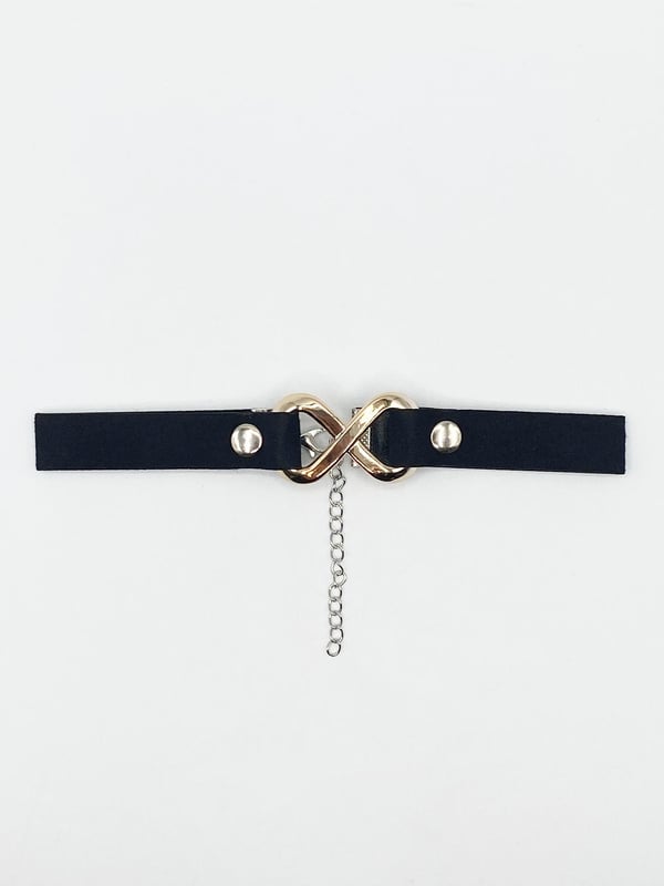 Black Faux Suede Choker Necklace With Gold Metal Centre Piece

Clasp Fastening with extender
Colour: Black
One Size
Sku : CHK207002