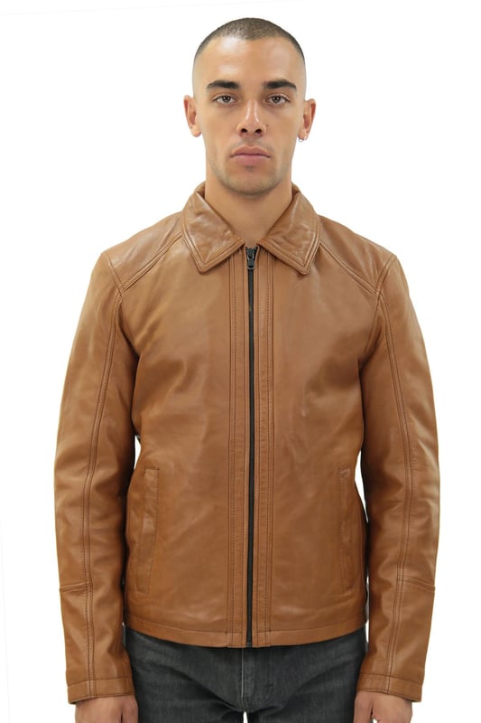 Esta chaqueta mantiene su sencillez, prescindiendo de todos los adornos adicionales y optando en su lugar por un estilo sobrio que es muy apreciado. Esta Harrington aparece en combinaciones de colores tostado y negro, lo que proporciona dos opciones elegantes para esta pieza vintage, con un cuello camisero clásico que completa este estilo minimalista. Sin comprometer su sensación simplista, la chaqueta incluye dos bolsillos exteriores con cremallera en la cintura y dos bolsillos adicionales en el forro de la chaqueta para mayor practicidad. Fabricada con nuestro cuero napa ultra suave, esta chaqueta es una excelente opción para cualquier estilo de corte limpio que desee lograr. • 100% cuero napa ultra suave de primera calidad. • Dos bolsillos en la cintura con cremallera • Estilo Harrington vintage • Cuello camisero clásico • Cierre con cremallera YKK • Disponible en combinaciones de colores icónicas: negro y tostado