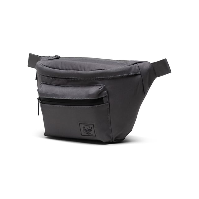 Pak licht, beweeg snel. Een heuptas met twee zakken voor de kleine dingen in het leven, de Pop Quiz Heuptas is gemaakt van 100% gerecyclede EcoSystem-stoffen en kan op de heup of over de schouder worden gedragen voor gemakkelijke reizen.  
B: 32 cm  
H: 45 cm  
D: 21 cm