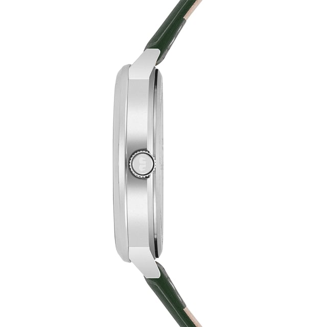 Stylish minimalism inspires from the principles of traditional Horlogerie: This timepiece of the Rhodenwald & Söhne manufacture is an accessory that also scores in demanding men and is often worn in the office and in leisure time. The puristic dial is limited to filigree Roman digits and line indices, a subtle minute and date display. The noble shimmering stainless steel case forms a narrow frame for the dial and nestles elegantly on every wrist. The real leather strap with color -coordinated seam ensures high comfort.