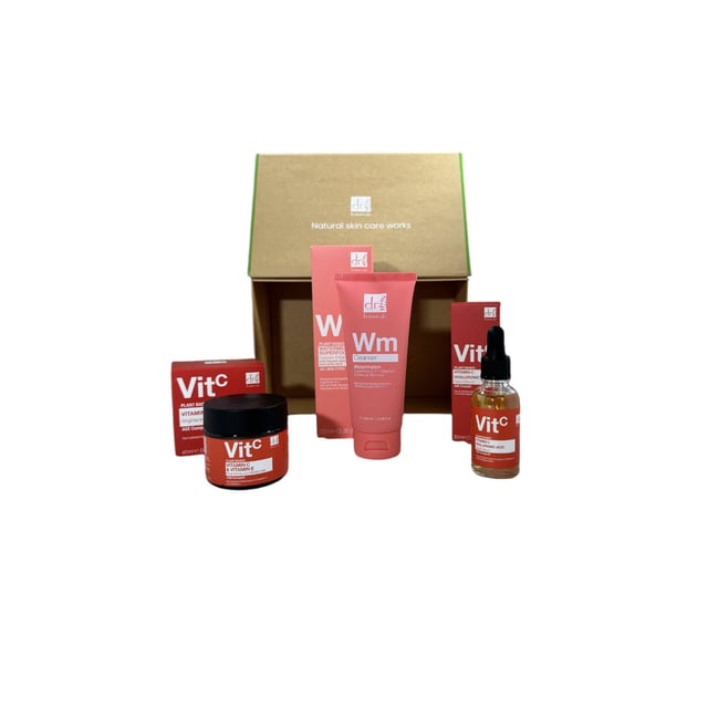 Presentamos el Set de Regalo de Cuidado de la Piel Anti-Envejecimiento con Vitamina C de Dr Botanicals, un regalo perfecto para aquellos que buscan rejuvenecer su piel durante la temporada festiva. Este lujoso set está lleno de ingredientes poderosos como el Fosfato de Ascorbilo Sódico y el Ácido Láctico, diseñados para iluminar tu cutis y reducir la apariencia de líneas finas. La inclusión de extractos naturales, como el Aceite de Semilla de Sandía y el Extracto de Flor de Tiaré, nutre la piel mientras proporciona una experiencia aromática deliciosa, convirtiéndolo en un regalo ideal para los entusiastas del cuidado de la piel.

Este set de regalo no solo mejora tu rutina de cuidado de la piel, sino que también promueve una piel saludable y radiante. Cada producto está cuidadosamente formulado para hidratar, exfoliar y proteger, asegurando que tus seres queridos puedan disfrutar de una experiencia similar a un spa en casa. Perfecto para regalar en las fiestas, el Set de Regalo de Cuidado de la Piel Anti-Envejecimiento con Vitamina C de Dr Botanicals es una elección reflexiva para cualquiera que busque disfrutar del autocuidado y abrazar su belleza esta Navidad.
