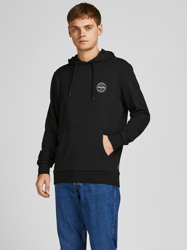 Kapuzensweatshirt mit kleinem Logodruck auf der Brust und Kängurutasche zum Aufwärmen kalter Hände.