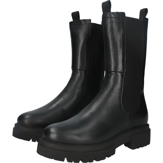 Der UL88 ist ein erhöhter Chelsea-Stiefel von Blackstone Footwear, der sich durch seine minimalistische Silhouette auszeichnet. Das für diesen Stiefel verwendete Glattleder hat einen luxuriösen Look und die robuste Sohle verleiht dem Boot einen kraftvollen, robusten Look. Das Futter aus 100% Schafsleder sorgt für warmen Komfort an kalten Tagen. Durch den eng anliegenden Schaft lässt sich dieser Stiefel perfekt mit einem Rock oder Kleid kombinieren.