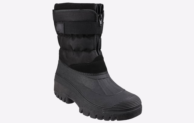 Mit Fleece gefütterter Hybrid-Schneestiefel mit wasserdichtem Gummi-Galosch, Zwickel-Reißverschluss vorne und Klettverschluss.
- Riemen mit Klettverschluss und Reißverschluss zum Anziehen- Obermaterial aus PU- Rutschfeste Laufsohle- Wasserdicht nur bis zum Galoschenbereich.
