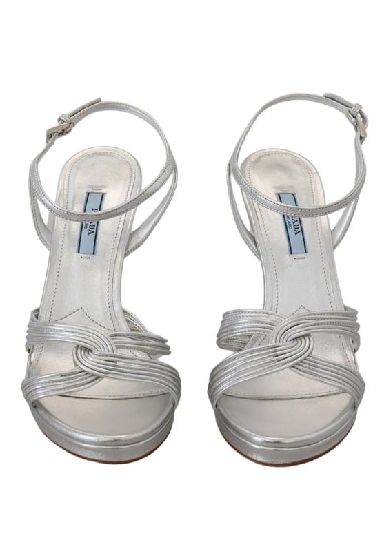 Tacones De Aguja Con Correa De Tobillo De Cuero Marca: PRADA.
Modelo: Sandalias de tacon de aguja.
Color: Plateado.
Material: 100% cuero.
Suela inferior de cuero.
Detalles del logotipo.
Fabricado en Italia.
Exclusiva y alta artesania.