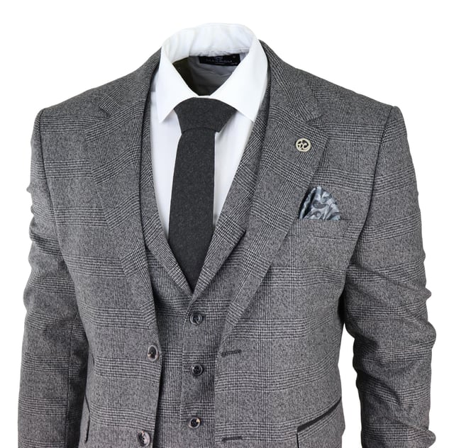 Elegante, elegante y sofisticado, luce perfecto con este traje de 3 piezas de primera calidad, que presenta un corte ajustado, con un ajuste más ceñido en el pecho y pantalones ajustados más estrechos. La chaqueta de dos botones cuelga hermosamente y tiene una construcción de media lona que se amolda a la forma de tu cuerpo cuanto más la uses. Los bolsillos de solapa en contraste y los puños abotonados le dan al traje un toque clásico de refinamiento. Un chaleco a juego completa el traje de 3 piezas con un estilo de botonadura sencilla con bolsillos clásicos a medida y un ajustador trasero para garantizar que puedas crear tu ajuste ideal. El traje es atemporal y contemporáneo al mismo tiempo y te permite lucir lo mejor posible todo el día. Combínalo con un chaleco a juego, una camisa blanca y zapatos para un acabado elegante. ¡Perfecto para cualquier ocasión elegante, formal, tradicional, vintage, retro, como bodas, bailes de graduación o fiestas! Ajuste a medida (entre ajustado y regular) ¡Muchos más estilos y colores disponibles en la tienda!