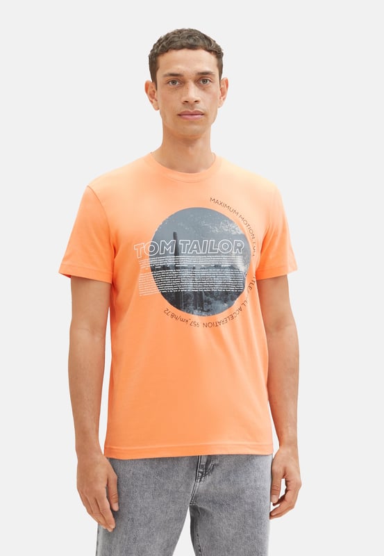 Dieses T-Shirt von Tom Tailor für Herren ist ein echter Hingucker. Es hat einen Rundhalsausschnitt und kurze Ärmel für einen lässigen Look. Das Highlight ist der Fotoprint auf der Vorderseite, der ihm ein urbanes Flair verleiht. Das T-Shirt ist aus hochwertigen Materialien gefertigt, die für einen hohen Tragekomfort und eine gute Passform sorgen. Ob zu Jeans, Shorts oder Chinos, dieses T-Shirt passt zu jedem Outfit und ist ideal für den Sommer. Bestellen Sie jetzt dieses Tom Tailor T-Shirt mit Fotodruck für Herren und überzeugen Sie sich von seiner Qualität und seinem Stil.