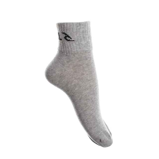 RIP CURL Socken für Herren – Quarter – 3er-Pack Baumwollpaare.

 Verleihen Sie Ihren Tagen Stil und Komfort mit den kurzen (Viertel-)Socken Rip Curl, die für Männer entwickelt wurden, die eine perfekte Kombination aus Funktionalität und Design suchen.

 Dieses Paket enthält drei Paar weiche Baumwollsocken, die jeweils mit den ikonischen Grafikdesigns der Marke verziert sind und die Essenz des Surfens und Abenteuers widerspiegeln.

 Mit einer Länge, die den Knöchel vollständig bedeckt und leicht darüber hinausreicht, bieten diese Socken mehr Halt und Schutz als Knöchelsocken und eignen sich daher perfekt für den täglichen Gebrauch oder sportliche Aktivitäten.

 Das Baumwollgewebe garantiert optimale Atmungsaktivität, während die Verstärkung an den am stärksten beanspruchten Stellen (Ferse und Zehen) für Haltbarkeit und Komfort den ganzen Tag über sorgt.

 Diese RIP CURL-Socken eignen sich ideal zum Kombinieren mit Turnschuhen oder Freizeitschuhen und bieten die perfekte Passform und den perfekten Stil, den Sie für jeden Anlass benötigen.
 Komposition: 64 % Baumwolle, 32 % Polyester, 2 % Polyamide, 2 % Elasthan
 Pflege:
- Maximal bei 30 °C waschen.
 - Verwenden Sie einen Schonwaschgang.
 - Verwenden Sie kein Bleichmittel.
 - Vermeiden Sie den Trockner.
