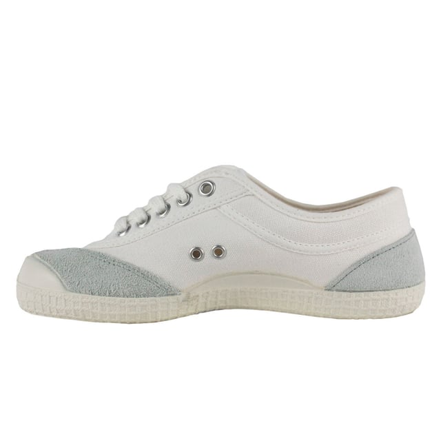 Nuestra zapatilla de lona retro combina comodidad y moda en un solo zapato. Esta zapatilla retro utiliza ideas de los años 90 y crea un universo retro, allí con sus múltiples combinaciones de colores alegra tu estilo diario. Detalles del producto: Cordones regulables para un ajuste adecuado. Disponible en numerosos colores para adaptarse a sus preferencias. Unisex. Zapato ligero. El zapato de cordones de corte bajo permite la rotación y la flexibilidad. Parte superior: lona y ante de vaca. Suela: RB. Si estás entre dos tallas, te recomendamos que elijas la más grande. Se recomienda no lavar el zapato.