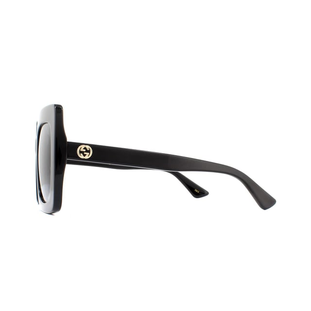 Gucci Zonnebril GG0328S 001 Zwart Grijs Gradiënt zijn een oversized vierkante ontwerp gemaakt van lichtgewicht acetaat. Slanke tempels bevatten het iconische in elkaar grijpende GG-logo in metaal.