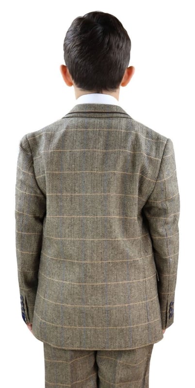 Elegante, elegante y sofisticado, luce perfecto con este traje de tweed de tres piezas de espiga a cuadros en marrón tostado de primera calidad. La chaqueta de dos botones tiene una caída hermosa y tiene una construcción de media lona que se adapta a la forma de tu cuerpo cuanto más la uses. Un chaleco a juego completa el traje de tres piezas con un estilo de botonadura sencilla con bolsillos sastre clásicos y un ajustador en la espalda para garantizar que puedas crear tu ajuste ideal. El traje es atemporal y contemporáneo al mismo tiempo y te permite lucir lo mejor posible durante todo el día.