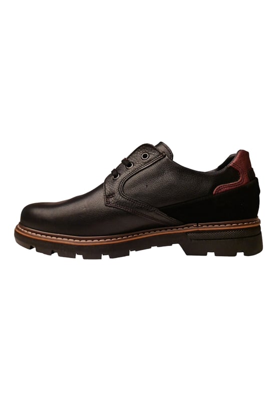 Zapato cerrado de hombre con cierre de cordones con detalles de costuras en su parte trasera. Cuenta con una cómoda suela y una planta antideslizante.