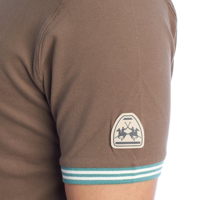Polo de hombre manga corta de La Martina.

Sencillez y elegancia se fusionan en este polo de La Martina, diseñado para hombres que buscan una prenda versátil y de calidad. Perfecto para usar en ocasiones casuales, este modelo destaca por su confección y detalles únicos que reflejan el estilo de la marca.

Detalles:

- Fabricado en tejido de piqué transpirable.
- Cuello tipo polo con cierre de dos botones.
- Puños con detalle de rayas contrastantes que añaden un toque moderno y distintivo.
- Parche con el logotipo de La Martina en la manga.
- Corte regular fit que brinda un ajuste favorecedor y cómodo, adaptándose a diferentes contextos y estilos.

Un diseño atemporal que combina calidad, confort y estilo en una prenda esencial. Este polo hombre de La Martina es perfecto para quienes buscan una pieza sencilla pero con detalles que marcan la diferencia, ideal para cualquier ocasión casual o semi-formal.
 Composición: 95% Algodón, 5% Elastano.
 Cuidados:
- Lavar máximo a 30°C en ciclo delicado.
- No usar lejía ni blanqueadores.
- Planchar a baja temperatura, evitando los bordados para no dañarlos.
- No usar secadora.