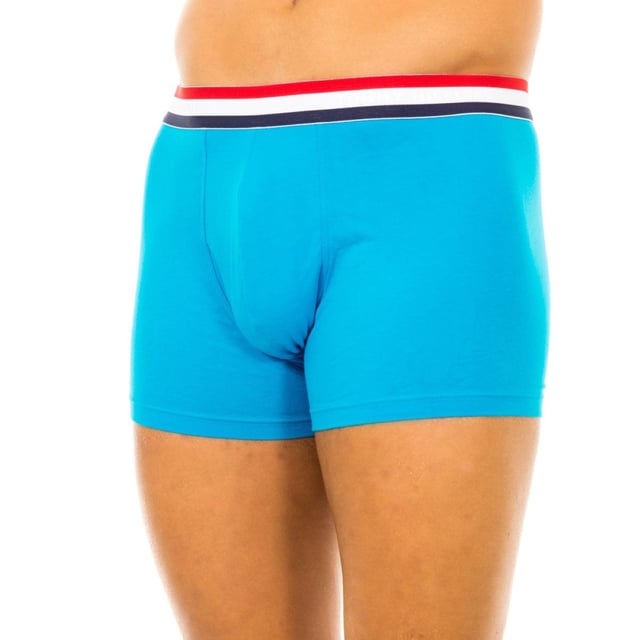 Bóxer Tommy Hilfiger.
Fabricado en algodón elástico.
Color turquesa.
Cinturilla de goma elástica tricolor, con el  nombre de la firma bordado.
Tejido cómodo y transpirable.
Frontal anatómico, con capacidad de sujetar sin apretar.
Costuras vistas a tono.

Composición:
- 95% Algodón Orgánico.
- 5% Elastano.

 Instrucciones de lavado:
-Lavar a temperatura máx. 40ºC. 
-No usar lejía.
-Admite lavado en seco.
-Permite utilizar secadora.
-Planchar a temperatura máx. 130ºC.