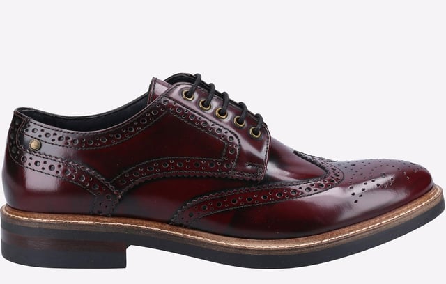 Base London Woburn Hi-Shine Brogue LEATHER Mens Base London gives you a traditional British derby brogue with a contemporary twist in the Woburn. Hi Shine high quality leather upper with decorative toe detail and a wing tip toe cap. Finished with high quality leather lining and a rubber sole.
- Base London men's traditional British brogue- Highly popular fashion brogue
- Hi-Shine Leather uppers
- Men's Derby Wingtip
- Contemporary twist to a classic brogue design
- Quality leather lining
- Base London preppy sock with gold print logo
Fashionable chunky rubber studded sole with rosette branding
