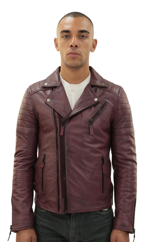 La pieza central de un look atemporal, esta chaqueta está confeccionada con piel de napa de grano completo para lograr una silueta de motociclista elegante y de corte ajustado. Los llamativos detalles de esta prenda incluyen detalles acanalados en los hombros y un cuello ancho tradicional. La parte delantera de la chaqueta está acentuada con una cremallera doble y presenta un bolsillo con cremallera inclinado en el pecho, así como otros dos bolsillos con cremallera. Esta chaqueta viene en una gama de colores para adaptarse a una variedad de gustos, lo que permite que todos encuentren su estilo ideal en esta clásica pieza de estilo Brando. • 100% piel de napa ultra suave de primera calidad. • Bolsillo en el pecho con cremallera inclinada • Doble cremallera delantera, etiquetada para facilitar su uso • Solapas anchas con botones a presión • Bolsillos integrados en el forro de la chaqueta • Puños con cremallera elegantes • Detalles acanalados en los hombros