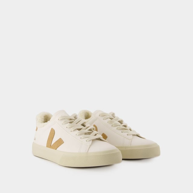 Farben: WHITE - EXTRA-WHITE_DESERT. Material: Genarbtes Kalbsleder. Sohlenmaterial: Amazonaskautschuk (40%), recycelter Kautschuk (10%), Silica (23%), synthetischer Kautschuk (11%) und andere (16%) Futter: Tech (100% recyceltes Polyester) Verschluss: Schnürsenkel auf der Oberseite. Form der Kappe: rund. Schuhgröße: größengerecht - Sizing: Amerikanisch.