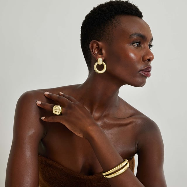 Fioak ring in 18K geelgouden afwerking. Africa is de perfecte lijn voor vrouwen met persoonlijkheid, die niet bang zijn om risico's te nemen en stukken met hun eigen karakter te dragen.