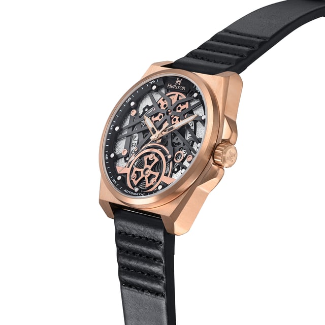 Kast van 316L chirurgisch roestvrij staal, Seiko NH35 automatisch uurwerk met juwelen, 24 juwelenlagers, gangreserve van 28 uur, slagen per uur (BPH): 21.600/uur, mineraalglas met saffiercoating, wijzerplaat met skeletmotief, kijkachterkant om het uurwerk te bekijken, band van echt leer, sluiting van roestvrij staal met gegraveerd logo, lichtgevende wijzers, lichtgevende markeringen, datumweergave, kastdiameter van 44 mm, polsomtrek van 195-245 mm, waterbestendigheid van 5 ATM.