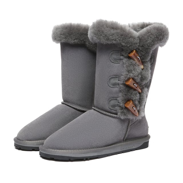 Confeccionadas con tres cierres de cuerno para un toque de estilo en el diseño clásico atemporal, las botas Ashy cuentan con una suela de doble capa ligera que ofrece tanto flexibilidad como durabilidad. Ya sea atadas o dobladas hacia abajo, los tres botones de cuerno permiten un estilo versátil para adaptarse a tus preferencias. Producto No. EAU3018 Descripción: Parte superior de piel de oveja de doble cara - Forro de lana de oveja - Suela de TPR