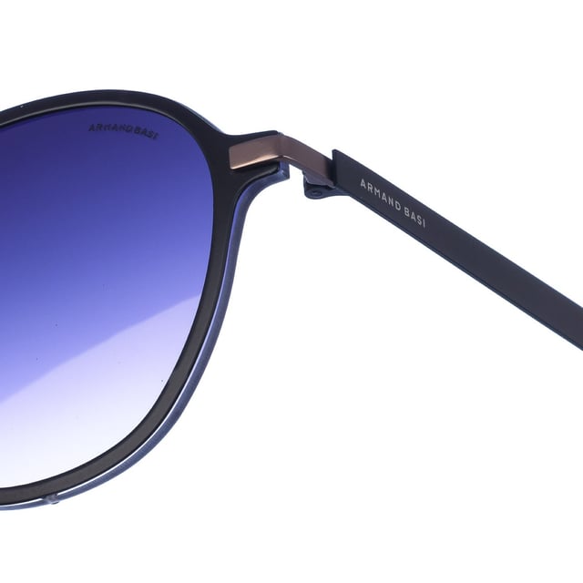 Gafas de sol Armand Basi con montura de metal.
 Color Negro
 Forma rectangular.
 Lentes de color Negro degradado
 Patillas metalicas y acabado en acetato.
Nombre de la marca grabado en la lente.
 100% Protección UV. 
cristales antireflejo.
 Incluye una funda de tela de protección.
 Los colores reales del producto pueden variar ligeramente con respecto a los colores que muestra su monitor.
 
 Medidas  Ancho lente: 54 mm. Puente: 20 mm. Patillas: 145 mm.
 
 Limpiar las gafas con agua y jabón (neutro).
 - No utilice paños sucios o abrasivos, que puedan alterar las características de los filtros.
 - Utilice solo accesorios y repuestos originales.