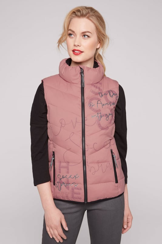 Een decoratieve logoprint siert de voorkant van het gewatteerde vest van SOCCX voor dames. Ook staat er een kleine print op de bovenrug. Het vest voelt heerlijk licht aan, heeft contrasterende strepen aan de zijkanten en een elastische boord. Ook is het voorzien van praktische zakken met rits. Zeer aangenaam om te dragen, comfortabel en sportief gesneden tegelijk. Kan met veel kledingstukken worden gecombineerd.
