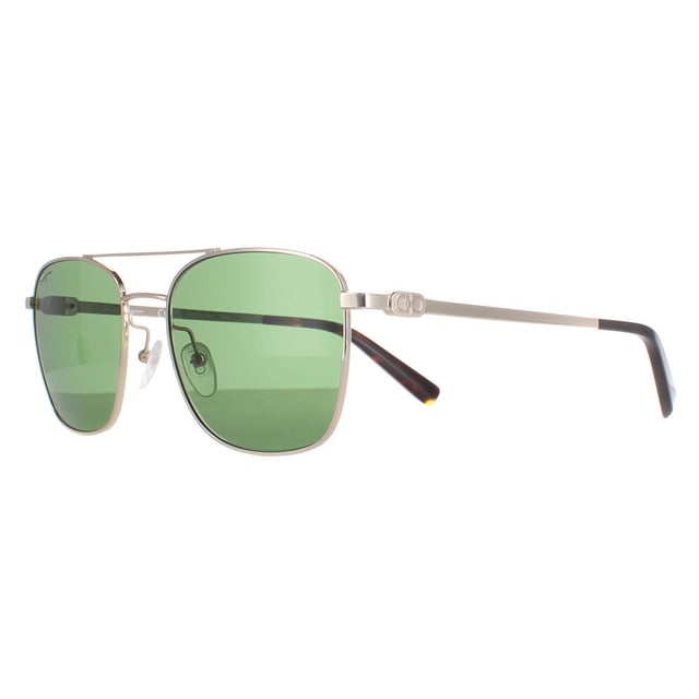 De Salvatore Ferragamo SF158S 717 goudgroene zonnebril is een vliegeniersbril gemaakt van lichtgewicht metaal. De dubbele brug, siliconen neuskussentjes en kunststof pootuiteinden zorgen de hele dag voor comfort. De slanke poten zijn gegraveerd met het Ferragamo embleem.