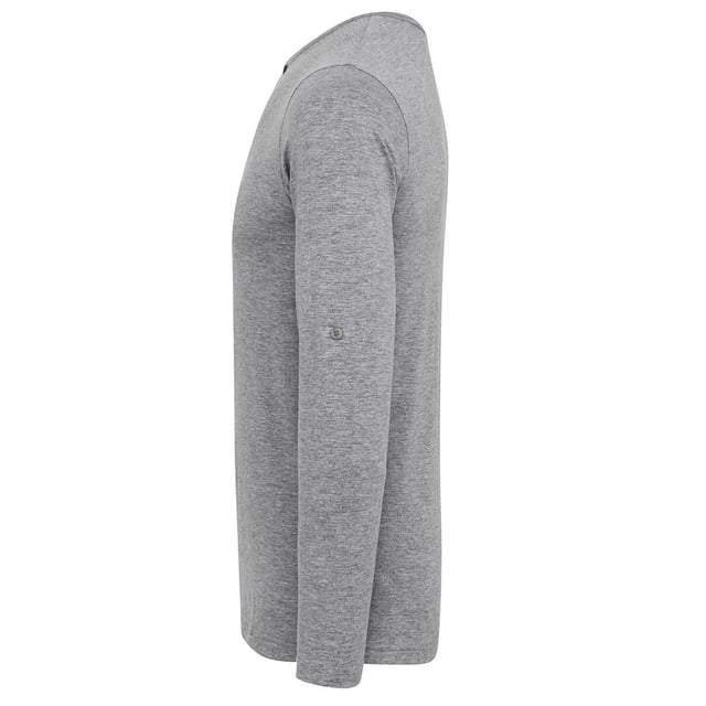 Tee met lange mouwen. Voorzien van rolmogelijkheden met knoopsluiting aan de binnenzijde van de mouw om deze vast te zetten. Ronde hals stijl met drie een knoopsluiting. Tweelingnaaldstiksel aan de zoom en de manchet. Wasvoorschriften: Huishoudelijk wassen op 40 graden.