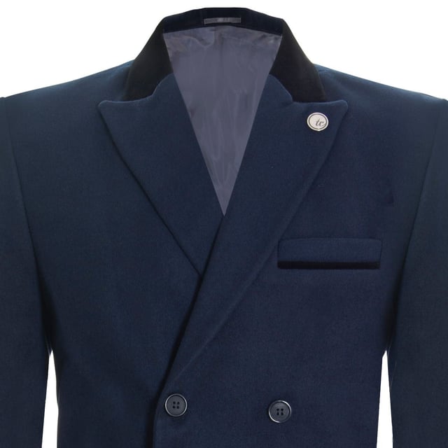 Disponible en 4 colores impresionantes, ajuste a medida (entre ajustado y regular) Hecho de tela de poliéster de tacto de lana suave de primera calidad, largo total 102 cm Chaqueta formal o informal elegante perfecta basada en la clásica era de los Blinders de los años 20 ¡Muchos más estilos y colores disponibles en la tienda!