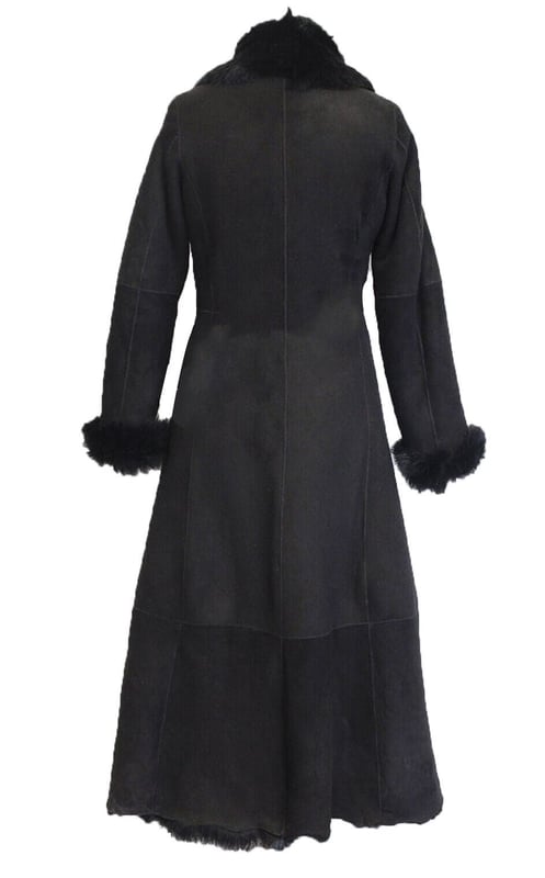 Deléitese con la elegancia atemporal de nuestro abrigo de piel de oveja con capucha de longitud completa para mujer, un verdadero símbolo de lujo y sofisticación. Diseñado y elaborado en nuestra propia fábrica de Londres, este abrigo ofrece estilo y comodidad para la mujer consciente de la moda. Piel de cordero Toscana de primera calidad: este abrigo está elaborado íntegramente con piel de cordero Toscana española flexible, conocida por su textura suntuosa y sedosa y su calidez excepcional. Elegante y entallado: con un diseño de corte entallado tanto para el abrigo como para las mangas, ofrece una silueta favorecedora. Cuello alto de lujo: el abrigo cuenta con un cuello alto que rezuma lujo y elegancia. Bordes naturales: la ausencia de bolsillos externos y el uso de bordes naturales en la parte delantera y la parte inferior realzan el exquisito diseño del abrigo. Capucha Toscana completa: manténgase abrigado y con estilo con una hermosa capucha Toscana completa que completa el look. Experimente el encanto de la piel de cordero Toscana, conocida por su tacto suave y su calidez excepcional. Este abrigo no es solo una necesidad invernal; Es una declaración de moda que es respetuosa con el medio ambiente y está orgullosamente fabricada en el Reino Unido, y que le ofrece una pieza de lujo atemporal que dura temporada tras temporada.