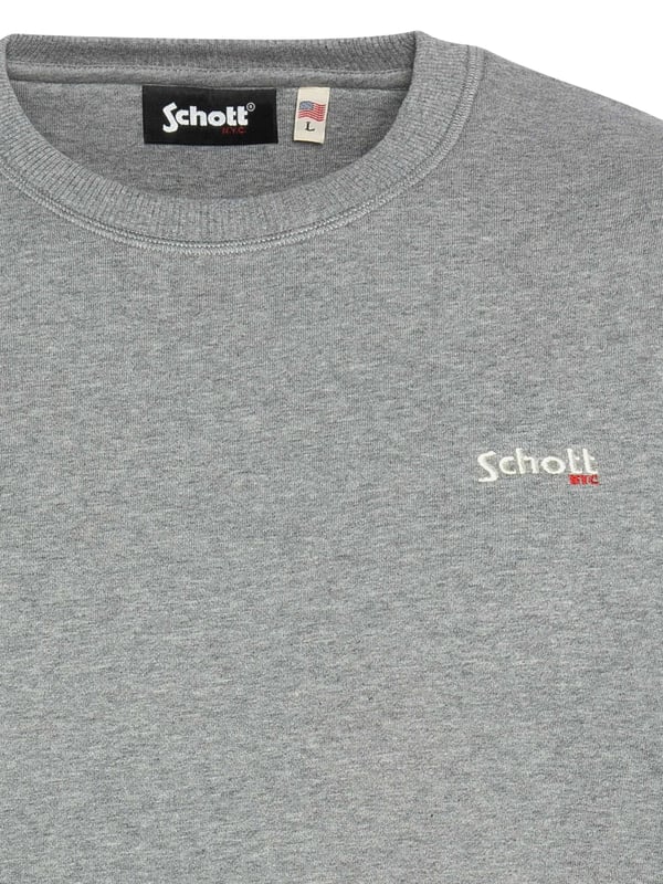 Erleben Sie klassischen Komfort mit dem Crewneck Sweatshirt SWCASUAL1 von Schott. Das charakteristische bestickte Schott-Logo auf der Brust setzt ein modisches Statement. Mit einem Rippstrickkragen, Manschetten und Bund bietet dieses Sweatshirt eine zeitlose Passform und Haltbarkeit. Der Standard Fit sorgt für eine entspannte und bequeme Passform, die zu jedem Casual-Look passt.