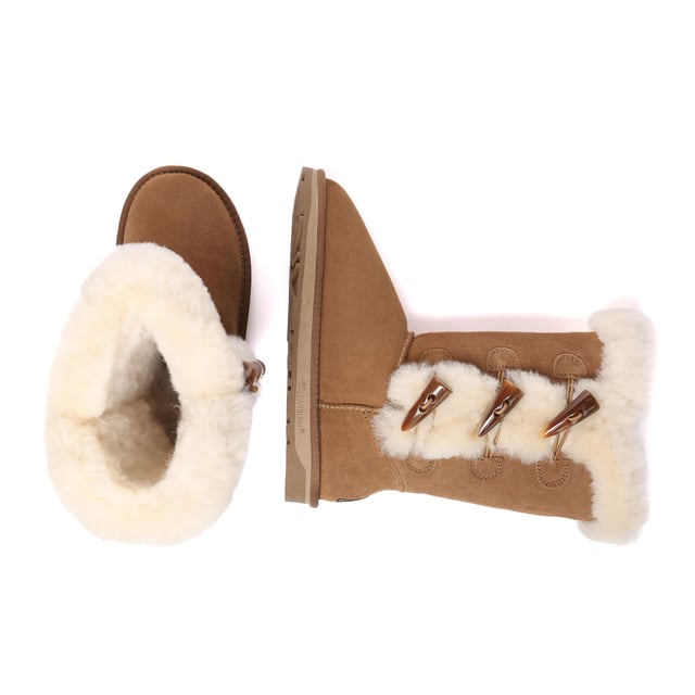 Confeccionadas con tres cierres de cuerno para un toque de estilo en el diseño clásico atemporal, las botas Ashy cuentan con una suela de doble capa ligera que ofrece tanto flexibilidad como durabilidad. Ya sea atadas o dobladas hacia abajo, los tres botones de cuerno permiten un estilo versátil para adaptarse a tus preferencias. Producto No. EAU3018 Descripción: Parte superior de piel de oveja de doble cara - Forro de lana de oveja - Suela de TPR