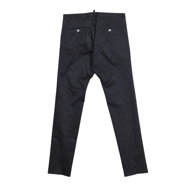 Pantalón chino Dsquared2.
Resulta ideal para múltiples combinaciones y diferentes ocasiones.
Cierre principal con botones invisibles y botón de gancho.
Dos bolsillos abiertos en los laterales.
Dos bolsillos traseros con botón.
Trabillas para el cinturón.
Costuras vistas a tono.
 Composición: 97% Algodón, 3% Elastano
 Cuidados:
Lavar en seco.
Planchar a temperatura baja.
No usar lejía.
No usar secadora.