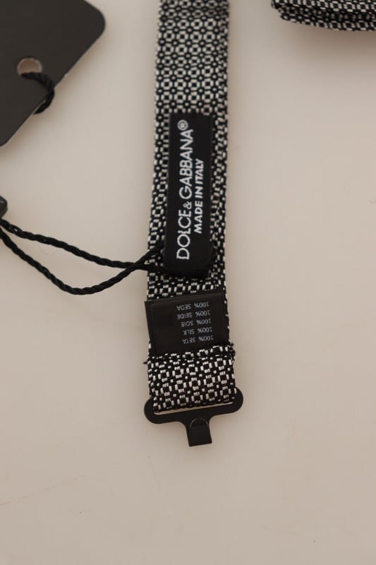 <ul>
  <li>Absolutamente impresionante y completamente nuevo con etiquetas</li>
  <li>Pequeno cierre metalico en forma de gancho en la parte trasera</li>
  <li>100% seda</li>
  <li>Coleccion exclusiva de Dolce & Gabbana</li>
  <li>Patron multicolor</li>
  <li>Correa para el cuello de longitud ajustable</li>
  <li>Fab</li>
</ul>