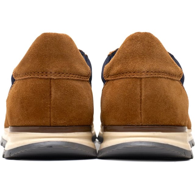 El Bugatti Cleated es un zapato deportivo clásico con un toque moderno y cómodo que sin duda renovará tu estilo esta temporada. Fabricado en gamuza y nailon elegantes con detalles intrincados y una suela inspirada en las zapatillas con tacos, este zapato deportivo de diseño elegante e informal es tan versátil como elegante. Con una plantilla y un cuello acolchados, este zapato de la marca Bugatti agrega comodidad y estilo a tus salidas diarias.