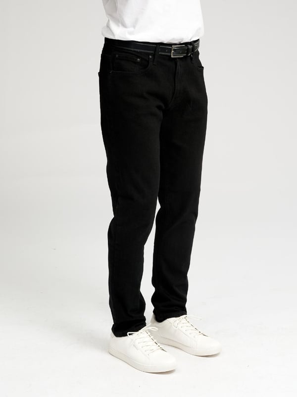Reguläre Jeans von TeeShoppen
Jeans von TeeShoppen sind schick, bequem und stilvoll und damit das ganze Jahr über eine perfekte Wahl für jedes Outfit. Finden Sie das perfekte Paar Jeans, um Ihren Look und Ihre Garderobe zu vervollständigen. Hier sehen Sie Jeans in Schwarz.

 Welche Größe hat die Jeans?  
Jeans gibt es in 36 verschiedenen Größen, die für Männer geeignet sind. Siehe und wählen Sie Ihre Größe unter "Größe".

 Über TeeShoppen
Bei TeeShoppen sind wir stolz darauf, unsere eigenen Produkte anzubieten. Mit unserem Sortiment möchten wir Ihnen die Möglichkeit geben, Ihre Garderobe mit einfacher und moderner Kleidung zu ergänzen. Unsere Kleidung ist so konzipiert, dass sie für eine Vielzahl von Anlässen geeignet ist und gleichzeitig aus hochwertigen Materialien hergestellt wird, die einen hohen Tragekomfort gewährleisten. Wenn Sie einen zeitlosen Anbieter von Mode für Männer und Frauen suchen, dann sind Sie bei uns genau richtig. Bei TeeShoppen zahlen Sie nur für Qualität und Service, die uns wichtig sind. Wir erweitern ständig unser Sortiment, um mit der sich ständig verändernden Modewelt Schritt zu halten.