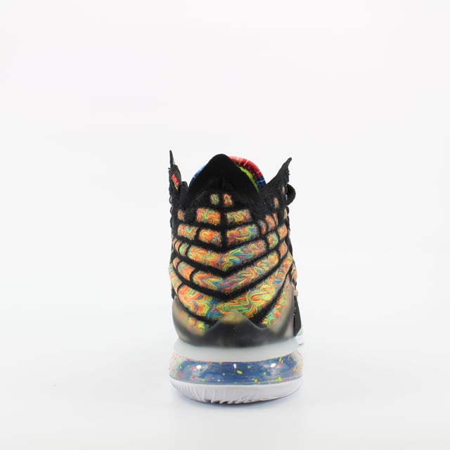 El LeBron 17 aprovecha la fuerza y ​​la velocidad de LeBron con contención y soporte para la dominación de toda la cancha. Cuenta con una mezcla liviana de hilos de punto y con moldeo de calor que le dan a cada uno una apariencia duradera. La amortiguación combinada proporciona a LeBron el soporte de impacto y el retorno de energía receptivo que necesita para alimentar durante la larga temporada.