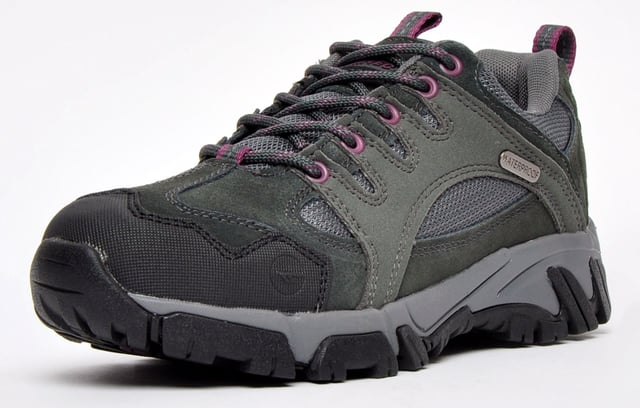 El zapato para caminar Auckland II WP de Hi-Tec es perfecto para todas tus actividades al aire libre. Proporcionando una parte superior mixta con gamuza. un resistente guardabarros de PU y malla transpirable para mayor comodidad. El Dri-Tec impermeable. La membrana transpirable mantiene tus pies secos y la suela de goma resistente te lleva por todos los terrenos con paso firme.