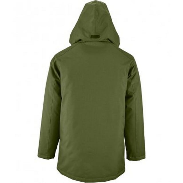 Polyester vulling en voering. Douche- en winddicht. Verborgen afneembare kap met regelaars. Met vlies gevoerde kraag. Ritssluiting over de gehele lengte met stud and tear release stormflap. Twee voorzakken. Een interne zak. Scheurvergrendeling verstelbare manchetten. Open zoom. Toegang voor decoratie. Materialen: Polyester buitenkant met PVC-deklaag.