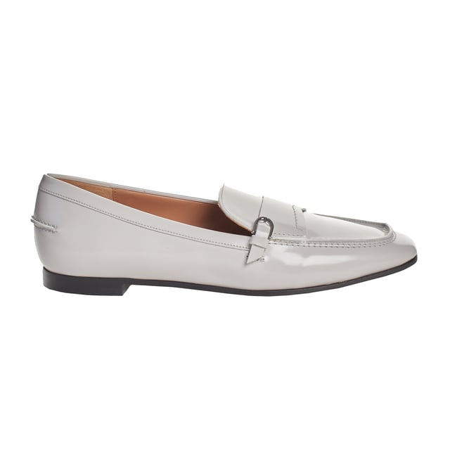 Elegant women's leather loafers from Emporio Armani, with a patent leather finish that gives them a sophisticated and modern shine.

 This shoe combines classic style with versatility, perfect for complementing both formal and casual looks.

 The decorative buckle on the vamp adds a touch of distinction, while the flat sole guarantees comfort, ideal for everyday wear.

 These loafers reflect the refined and timeless essence of Emporio Armani, offering an elegant and comfortable option for any occasion.
 Composition: Exterior: Leather; Interior: Leather; Sole: Synthetic
 Care:
- Clean with a soft, dry cloth.