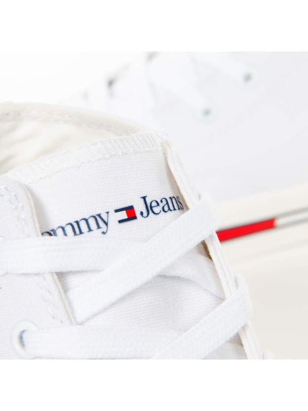 Basket Tommy Jeans Mc Wmns Femme Weiß Textil. Authentischer Schuh der Marke Tommy Jeans - Streetwear/Sportswear-Design von Tommy Jeans - Tommy Jeans für Damen, perfekt für den Alltag - Basket Tommy Jeans in der Farbe Weiß lässt sich hervorragend mit dem Rest Ihrer Garderobe kombinieren - bequeme Textilmaterial - klassische Schnürsenkel - Mc Wmns - Synthetik