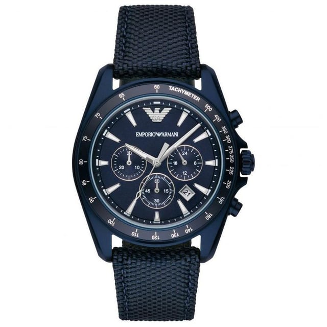 Dit dynamische blauwe IP-heren Emporio Armani-horloge heeft een aluminium tachymeter-topring en een blauwe sunray chronograaf wijzerplaat geaccentueerd met zilverkleurige indexen, een datumvenster en drie subwijzerplaten. Een met leer beklede blauwe Cordura tactische nylon band maakt de look compleet. Op de horloges zijn twee stuks stijlvol aangebrachte indexen, wijzerplaat met zilveren wijzers die uw ogen troosten die perfect past bij de mannelijke elegantie van een elegant gevoel dat bijdraagt ​​aan nonchalante scherpe details, ook voor hun band en de combinatie van minimalistisch design. 42 mm breed