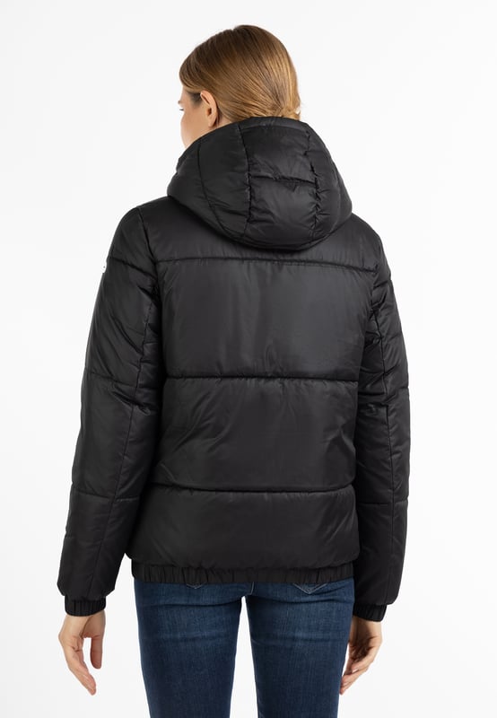 Die tylin Steppjacke von DreiMaster Maritim ist ein zeitloses Essential für die kalte Jahreszeit. Sie ist aus einem weichen Material mit leicht glänzender Struktur gefertigt und mit einer hochwertigen synthetischen Füllung wattiert. Elastische Bündchen und ein robuster Reißverschluss mit schützender Druckknopfleiste halten die Wärme im inneren der Jacke. Die große Kapuze mit Tunnelzug und Kordel sowie der Stehkragen sorgen dafür, dass auch Kopf und Hals bestens versorgt werden. Seitliche Eingrifftaschen mit Reißverschluss vollenden das Design.  Jacke mit Wattierung