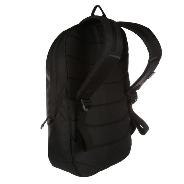 100% Polyester. Längd: 45,5 cm. Bredd: 29 cm. Djup: 14,5 cm. Justerbar axelrem, nyckelklämma, vadderad ryggpanel, dragkedjor. Fack: 1 huvudfack. Fickor: 1 invändig ficka, förvaringsficka. Hållbarhet: Tillverkad av återvunnet material. Kapacitet: 18L.