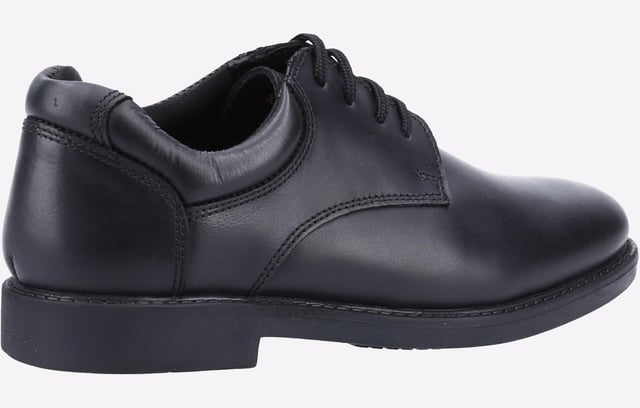 Hush Puppies Tim Senior Boys Mens Classic Boys Back to School shoe from Hush Puppies - Tim Senior has the iconic Fit Left Fit Right fitting system, premium leather plain toe derby shoe with padded collar for extra comfort whilst the Micro-Fresh lining keeps feet dry
Fit Left Fit Right - Unique fitting system allows for 5 different width fittings for each individual foot. Every pair of shoes comes with 3 pairs of footbeds
-Smart leather upper
-Micro-Fresh lining keeps feet dry and fresh
-Classic smart plain toe derby
-Padded collar for extra comfort
-Lace up fastening