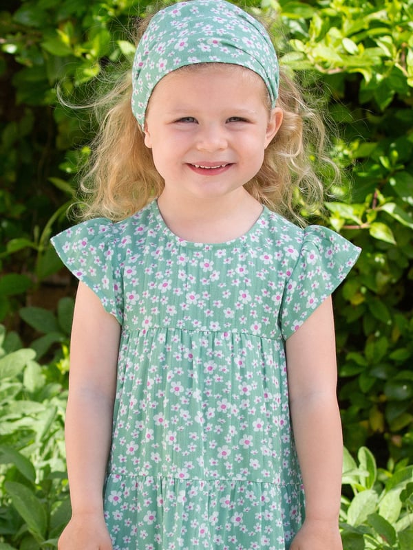 100% organic cotton | Proud to be certified to the Global Organic Textile Standard (GOTS) | Ditsy fields all-over print | Double layer muslin fabric | Bandana style | Made in India | Machine washable at 40 degrees, or at 30 degrees to be kinder to the planet